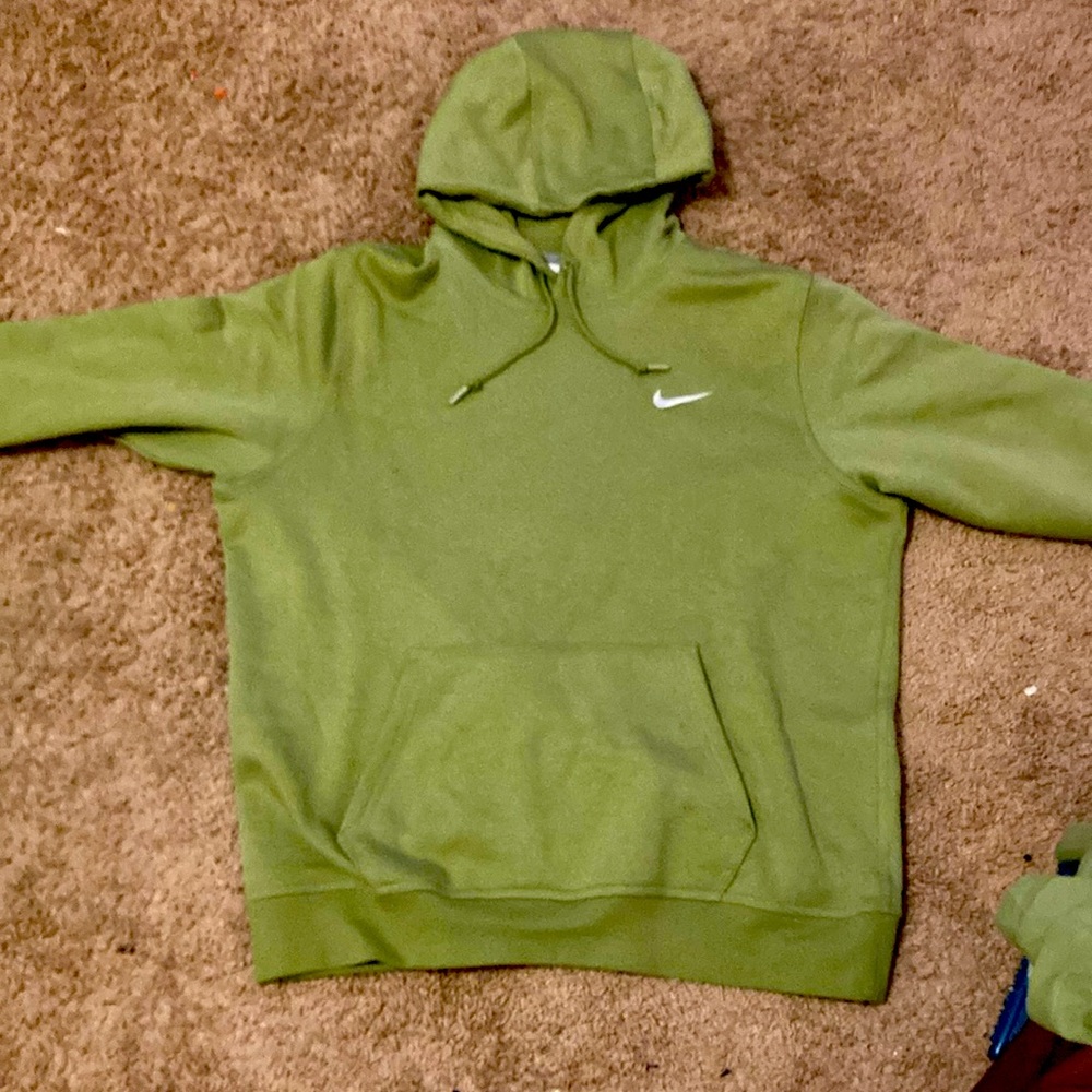 im selling a green nike outfit size L
